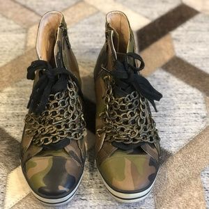 UES U-NISLL Womens 8.5 Camo Leather Chain Sneakers